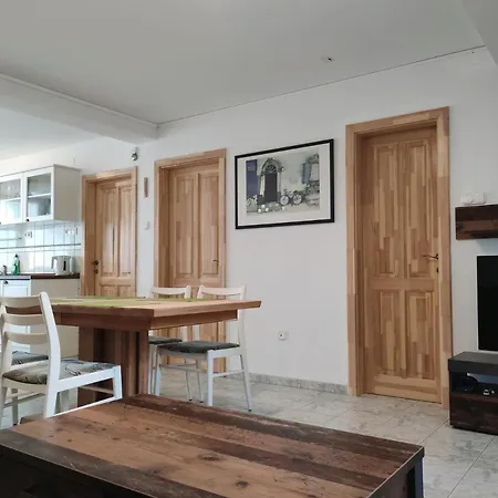 Szandra Apartmanhaz * 기에네스디아스