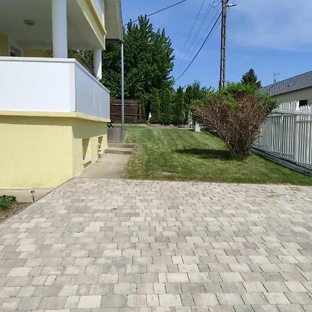 Szandra Apartmanhaz גיינסדיאס