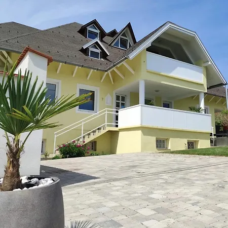 Szandra Apartmanhaz 아파트 *