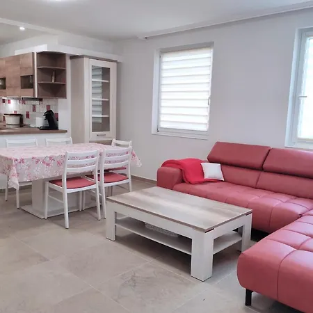 Szandra Apartmanhaz * גיינסדיאס