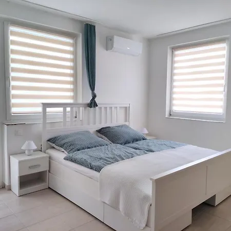 Szandra Apartmanhaz דירה