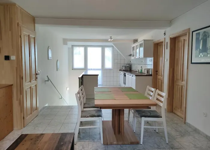 Szandra Apartmanhaz דירה