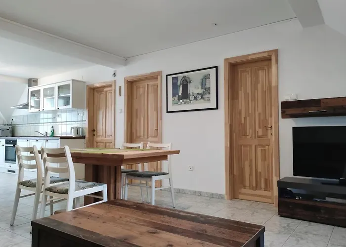 Szandra Apartmanhaz * גיינסדיאס