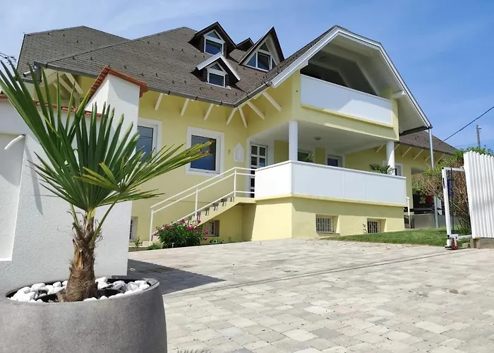 Szandra Apartmanhaz דירה *