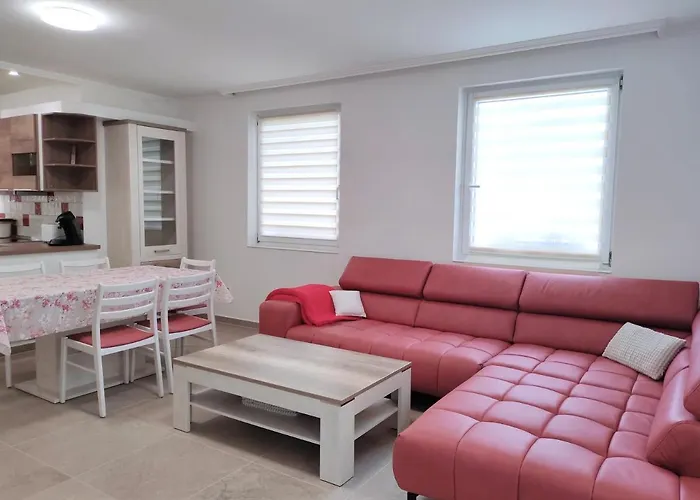 Szandra Apartmanhaz * גיינסדיאס