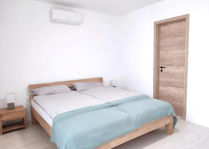 Szandra Apartmanhaz * גיינסדיאס