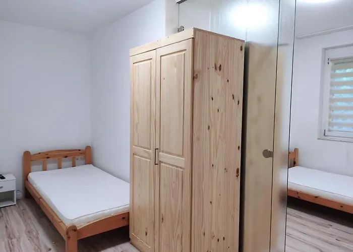 Szandra Apartmanhaz דירה *