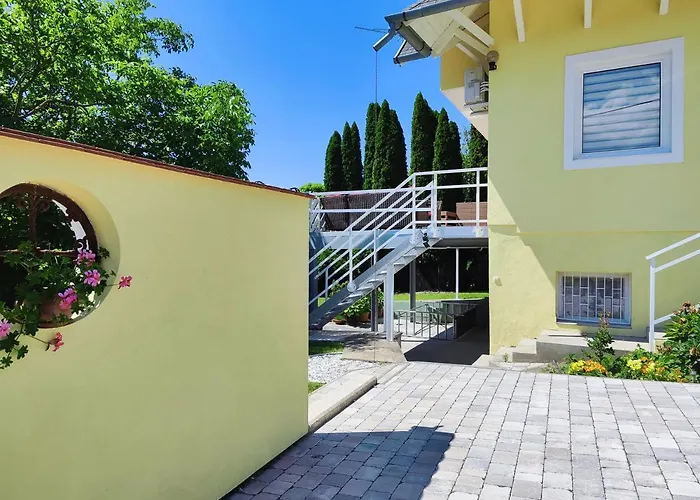 Szandra Apartmanhaz גיינסדיאס